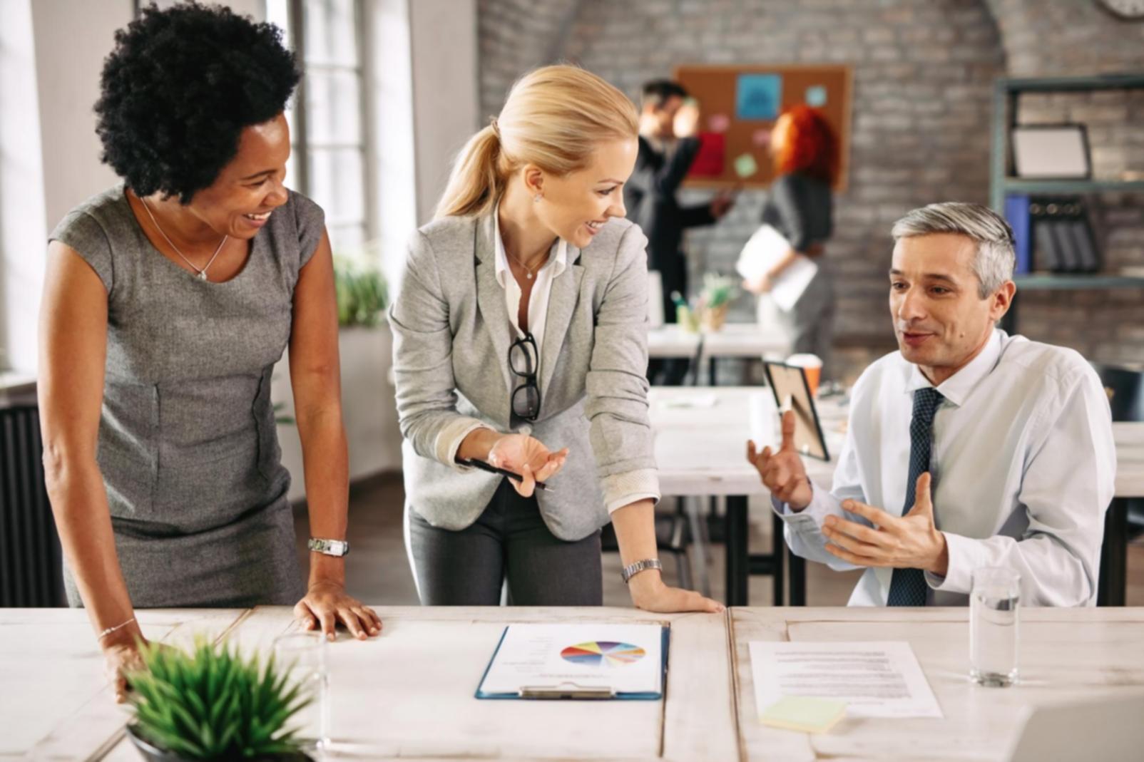 Professionelle Finanzschulung in modernem Seminarraum